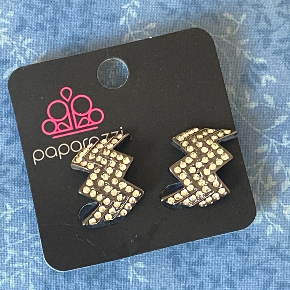 Paparazzi FAST AS LIGHTNING black CLIP-ON earrings